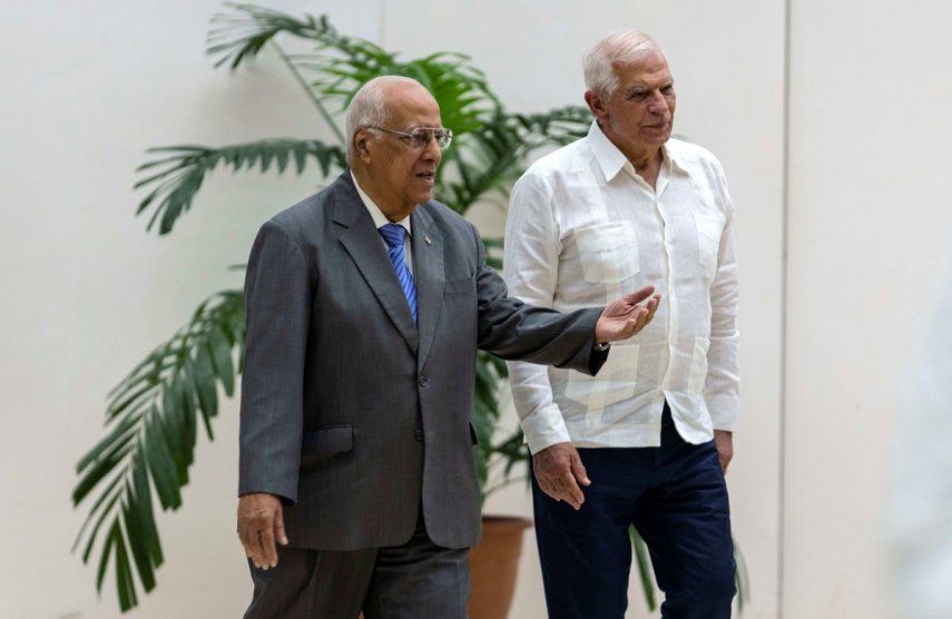 El Alto Representante de la Unión Europea para Asuntos Exteriores y Política de Seguridad, Josep Borrell, a la derecha, camina con el viceprimer ministro del régimen de Cuba, Ricardo Cabrisas, para una reunión en La Habana,&nbsp; el viernes 26 de mayo de 2023.