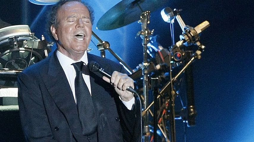 Julio Iglesias canta durante un concierto este verano en España. (EFE)