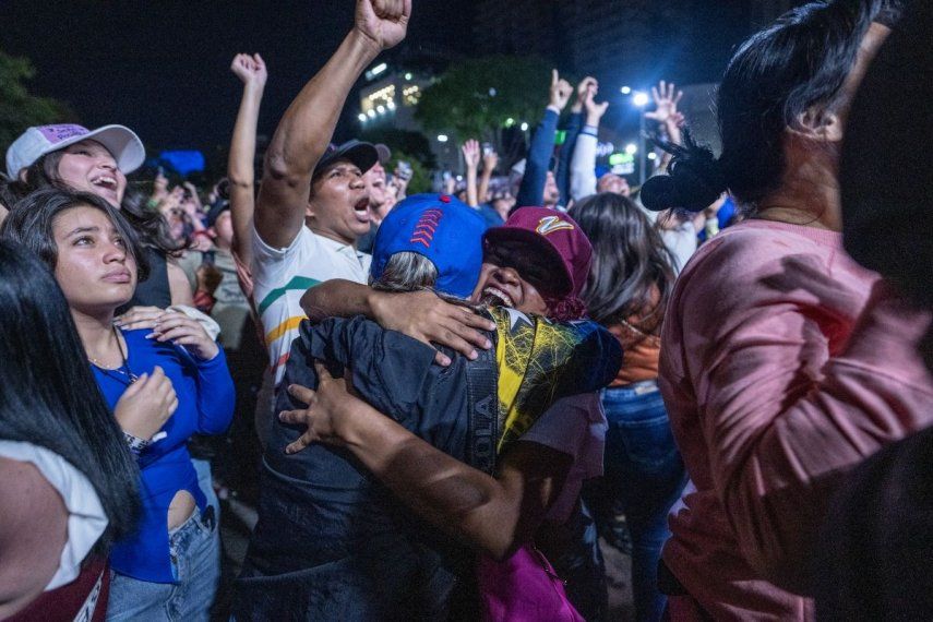 Fanáticos venezolanos celebran en Caracas tras el triunfo de su selección en el Clásico Mundial de Béisbol, el 17 de marzo de 2026.