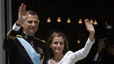 El rey Felipe VI de España y su esposa, la reina Letizia, saludan a la multitud en un balcón del Palacio Real de Madrid, España, el jueves 19 de junio de 2014.