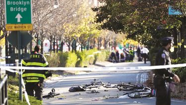 Al menos ocho personas murieron en el centro de Manhattan cuando una camioneta atropelló a varias personas en una vía para peatones y ciclos en Nueva York.
