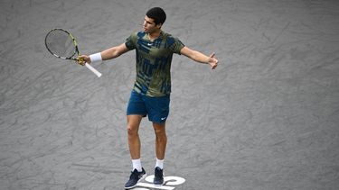 El español Carlos Alcaraz celebra el triunfo ante el búlgaro Grigor Dimitrov en París