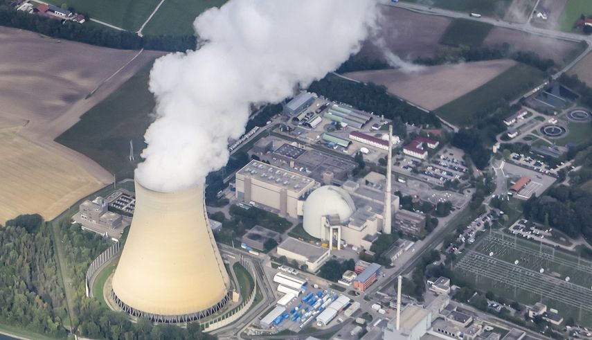 Vapor saliendo de la torre de refrigeración de la centrla nuclear Isar 2 en Essenbach, Alemania, el miércoles 13 de septiembre de 2022.&nbsp;
