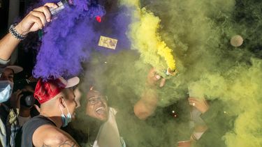 Las autoridades indicaron que m&aacute;s de 30 edificios fueron afectados por la violencia y que 76 personas fueron detenidas por vandalismo, ataques contra oficiales de polic&iacute;a y desobediencia a la orden de dispersi&oacute;n
