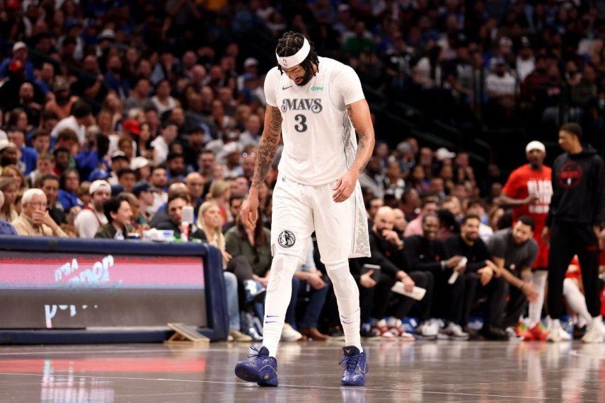 El estelar Anthony Davis, de los Mavericks de Dallas, abandona la cancha con una lesión, el 8 de febrero de 2025.