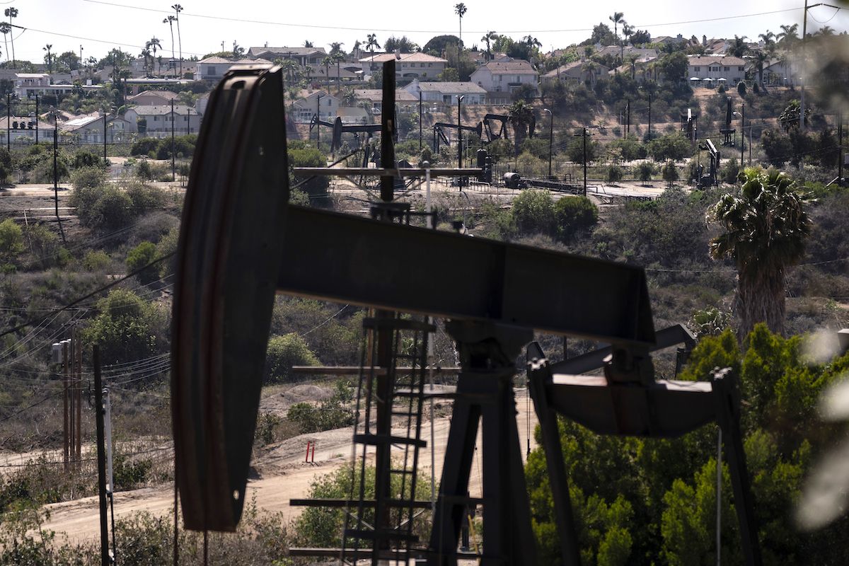 En esta foto del 18 de mayo del 2021, se ven viviendas en una colina detrás de bombas de extracción de petróleo en el área de Los Ángeles, California. En esta foto del 18 de mayo del 2021, se ven viviendas en una colina detrás de bombas de extracción de petróleo en el área de Los Ángeles, California.