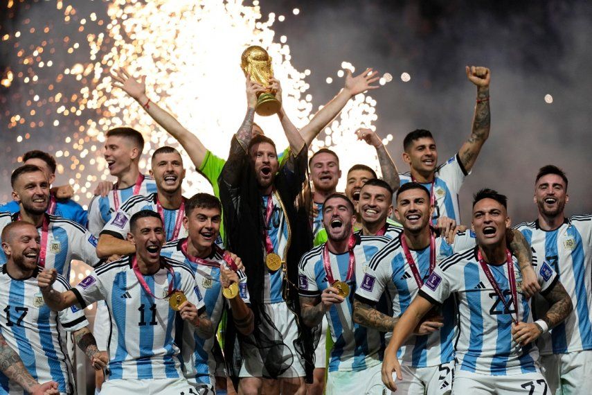Lionel Messi alza el trofeo de campeón del mundo tras la victoria 4-2 ante Francia por penales en la final, el domingo 18 de diciembre de 2022, en Lusail, Catar. 