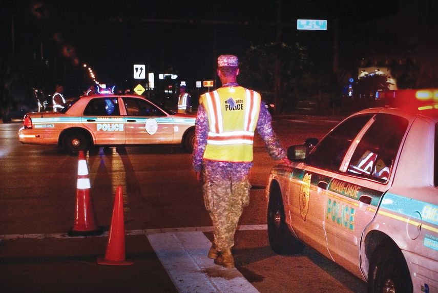 Fuerzas de la Guardia Nacional y la Policía de Miami-Dade dirigen el flujo del tráfico en importantes intersecciones del área metropolitana.&nbsp;