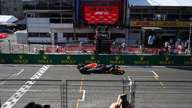 El piloto neerlandés, Max Verstappen justo al cruzar la meta del GP de Azerbaiyán en el primer lugar en su monoplaza Red Bull