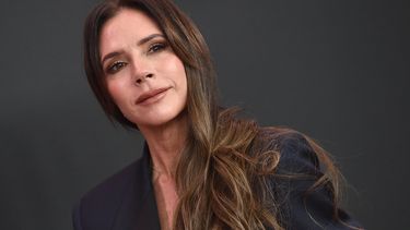 La diseñadora de moda y cantante británica Victoria Beckham llega al estreno de la película Lola en el Teatro Bruin, en Los Ángeles, California, el 3 de febrero de 2024.