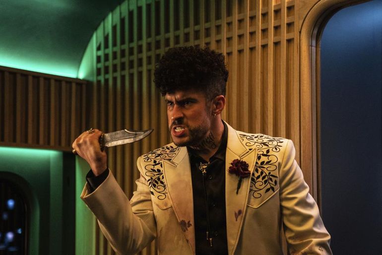 En esta imagen proporcionada por Sony Pictures, Bad Bunny en una escena de “Bullet Train”. 