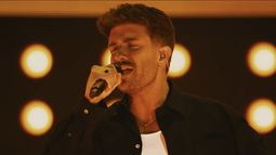 Pablo Alborán durante una de las actuaciones que dieron vida al videoclip de Tiempos bonitos, filmado en el Movistar Arena de Madrid.