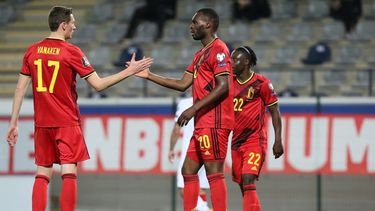 Christian Benteke celebra con el centrocampista belga Hans Vanaken tras anotar el sexto gol de su equipo durante la clasificación de la Copa Mundial de la FIFA Qatar 2022 Grupo E partido de fútbol entre Bélgica y Bielorrusia&nbsp;