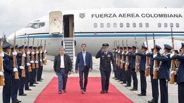 El presidente encargado de Venezuela, Juan Guaidó (en.c), acompañado del canciller colombiano, Carlos Holmes Trujillo (izq.), a su llegada al Aeropuerto Internacional El Dorado de Bogotá, Colombia.&nbsp;