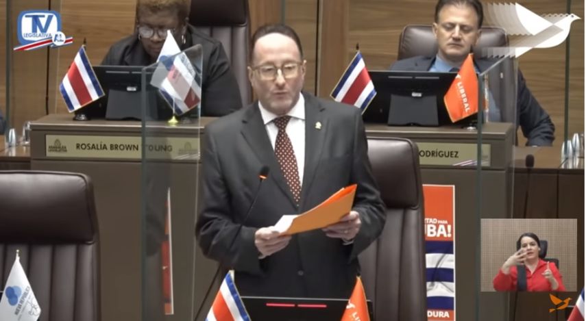 El jefe de la Fracción PLP, Eli Feinzaig, lee la propuesta de moción contra la dictadura de Díaz-Canel en Cuba.&nbsp;