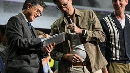 El comediante estadounidense Stephen Colbert redacta un contrato en el escenario después de que subieran al escenario los showrunners JD Payne y Patrick McKay, showrunners de la serie El Señor de los Anillos: Los Anillos del Poder, luego de que le prometieran un papel en el próximo proyecto de El Señor de los Anillos durante un panel en la Comic-Con International 2022: San Diego en el Centro de Convenciones de San Diego el 22 de julio de 2022 en San Diego, California. &nbsp;