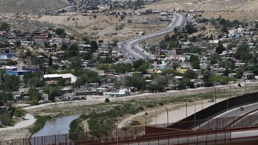 Esta fotograf&iacute;a muestra a Ciudad Ju&aacute;rez, M&eacute;xico, al fondo desde El Paso, Texas, el mi&eacute;rcoles 22 de abril de 2020, as&iacute; como una parte del r&iacute;o Bravo y de la valla fronteriza.&nbsp;