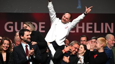 El chef Alexandre Couillon celebra después de recibir una tercera estrella Michelin, durante la edición 2023 de la ceremonia de entrega de premios de la guía Michelin el 6 de marzo de 2023 en Estrasburgo, este de Francia.