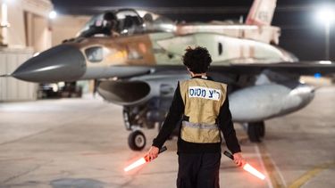 Esta imagen publicada por el ejército de Israel el 26 de octubre de 2024 muestra un avión de combate israelí saliendo de un hangar en un lugar no revelado de Israel.