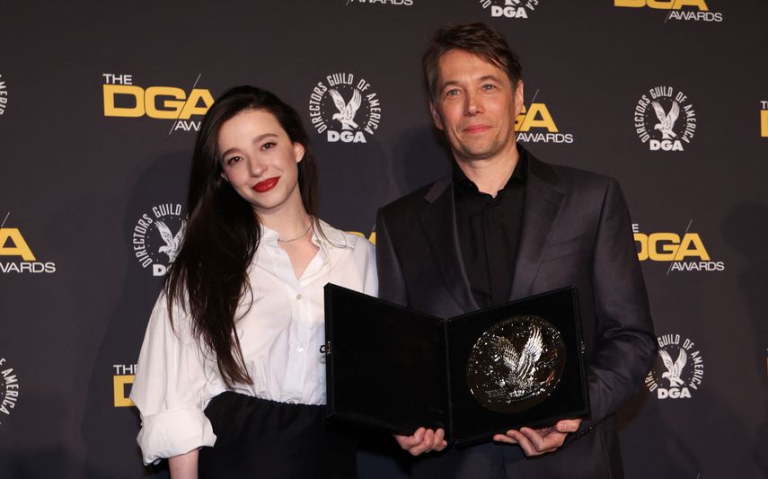 La actriz estadounidense Mikey Madison y el director estadounidense Sean Baker, posan en la sala de prensa con el medallón de plata por su nominación al largometraje teatral del Directors Guild of America por Anora durante la 77ª edición de los premios anuales DGA en el hotel Beverly Hilton de Beverly Hills, California, el 8 de febrero de 2025.