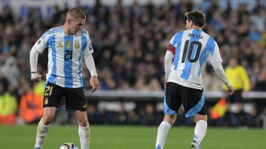 El delantero argentino Franco Mastantuono (izq) controla el balón junto a su compañero Lionel Messi durante un partido de clasificación sudamericana para la Copa Mundial de la FIFA 2026 contra Venezuela en el estadio Más Monumental de Buenos Aires, el 4 de septiembre de 2025.