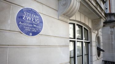 Una placa azul de English Heritage dedicada al escritor austriaco Stefan Zweig se exhibe en el exterior de un piso en la calle Hallam, en el centro de Londres, el 3 de agosto de 2026.