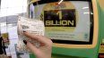 Un cliente, que no quiso dar su nombre, muestra el boleto que compró para el sorteo de lotería Mega Millions&nbsp;