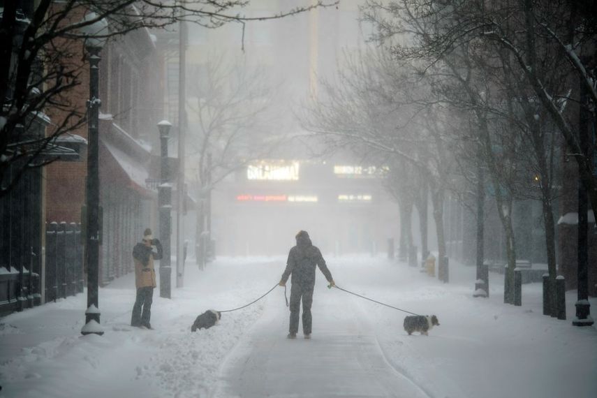 La marquesina del Providence Performing Arts Center atrás de peatones y sus perros en el centro de Providence, Rhode Island, el sábado 29 de enero de 2022. &nbsp;