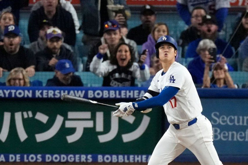 El japonés Shohei Ohtani se dirige a la inicial, tras conectar un jonrón de dos carreras ante los Rockies de Colorado, el viernes 20 de septiembre de 2024&nbsp;