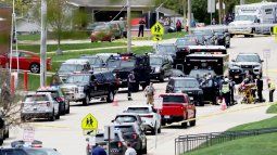 Policías responden a un reporte sobre una persona armada con un rifle en la secundaria Mount Horeb en Mount Horeb, Wisconsin, el miércoles 1 de mayo de 2024. 