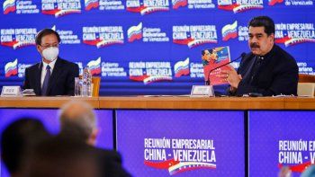 NOTICIA DE VENEZUELA  - Página 66 Foto-del-folleto-publicado-la-presidencia-venezolana-que-muestra-al-presidente-venezuela-nicolas-maduro-y-al-embajador-chino-venezuela-li-baorong-izq-una-reunion-representantes-empresariales-chinos-caracas-el-6-noviembre-2020-