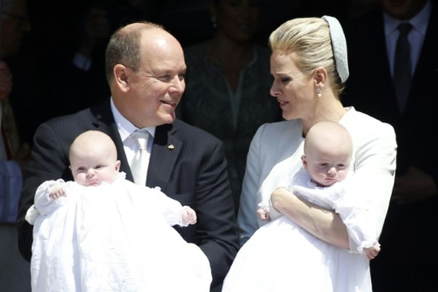 El príncipe Alberto de Mónaco y su esposa Charlene posan en la catedral después del bautizo de sus gemelos Jaime y Gabriela el 10 de mayo de 2015. (AFP)