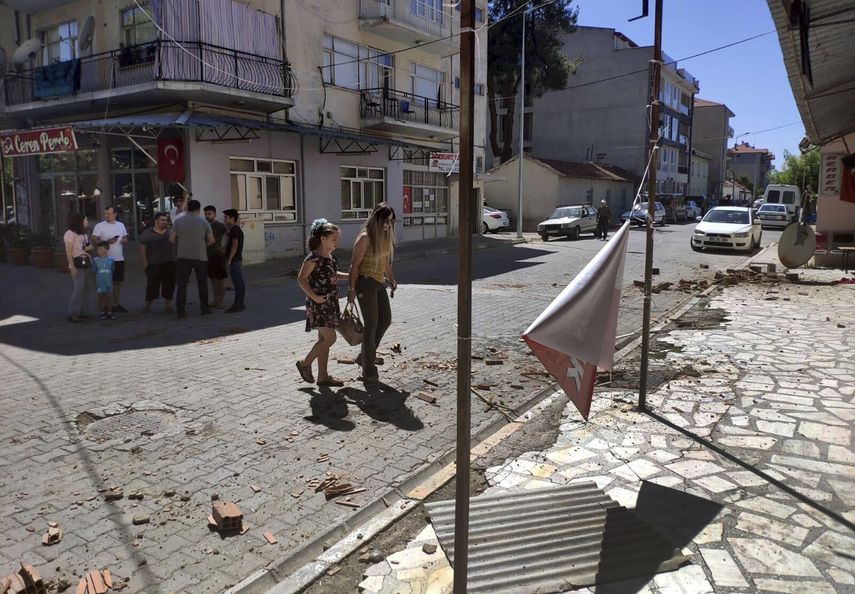 Esta fotografía muestra daños menores causados por un sismo en la calles mientras los residentes están fuera de los edificios de la provincia de Denizli, en el oeste de Turquía, el jueves 8 de agosto de 2019.&nbsp;