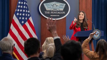 La portavoz del Pentágono, Kingsley Wilson, durante una conferencia de prensa con los medios de comunicaciòn.&nbsp;