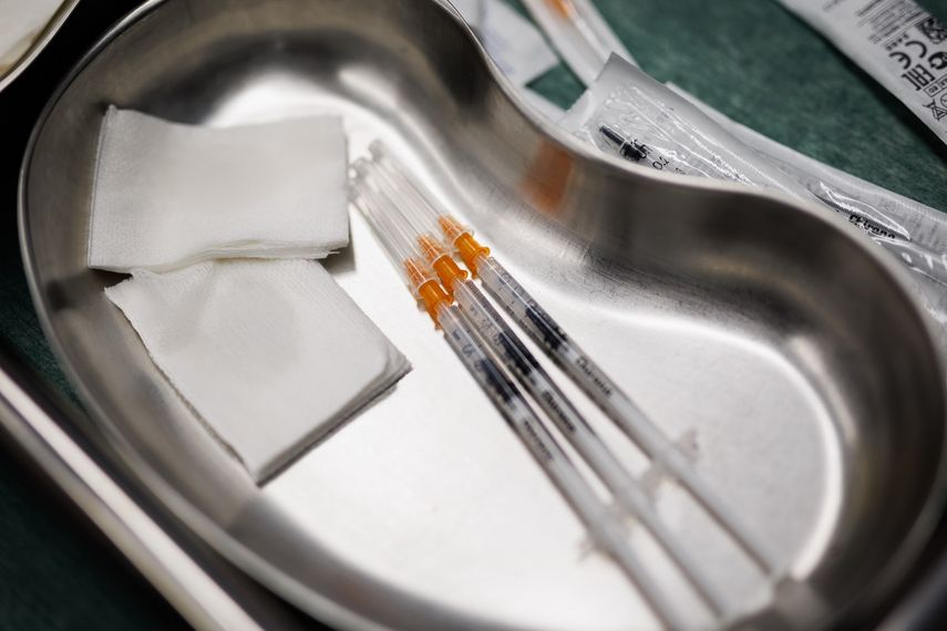 Varias inyecciones de la vacuna de la dosis Moderna durante el inicio de la administración de la cuarta dosis de la vacuna frente al COVID-19 a los usuarios y trabajadores sociosanitarios de residencias, en la Residencia pública de Mayores de Va - Alejandro Martínez Vélez -&nbsp;