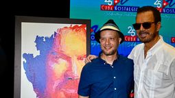 El autor del póster de Cuba Nostalgia 2024, Erik Ravelo, y Willy Chirino.