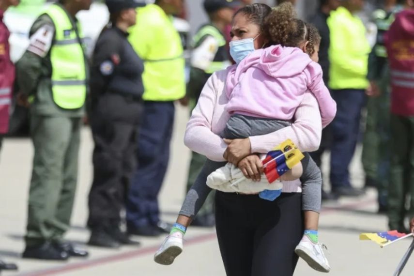 Una mujer con su hija arriba al Aeropuerto de Maiquetía, Venezuela, dentro del programa “Vuelta a la Patria”, &nbsp;desde México el 25 de febrero&nbsp;