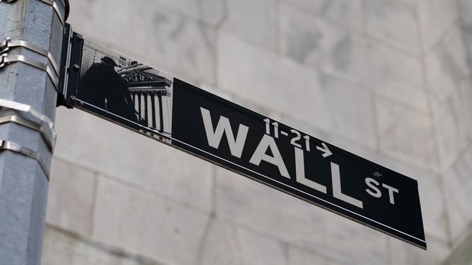 Un letrero de la calle Wall Street en el distrito financiero de Manhattan. &nbsp;