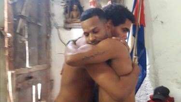 Abrazo entre Luis Manuel Otero Alcántara y Maykel Castillo, antes de la huelga.&nbsp;