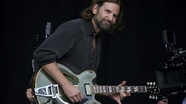 El actor estadounidense&nbsp;Bradley&nbsp;Cooper&nbsp;durante un remake de la película A Star is Born en el Festival de Música de Glastonbury, en el Reino Unido.&nbsp;