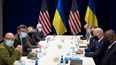 El presidente Joe Biden (2do derecha) junto con el secretario de Estado Antony Blinken y el secretario de Defensa de EE. UU. Lloyd Austin asisten a una reunión sobre la guerra de Rusia en Ucrania con el ministro de Relaciones Exteriores de Ucrania Dmytro Kuleba (2do izquierda) y el ministro de Defensa de Ucrania Oleksii Reznikov (izquierda) en Varsovia el 26 de marzo de 2022.