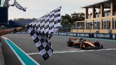 El piloto británico de McLaren, Lando Norris, cruza la línea de meta para terminar segundo en el Gran Premio de Fórmula 1 de Miami 2025 en el Autódromo Internacional de Miami, el 4 de mayo de 2025.&nbsp;