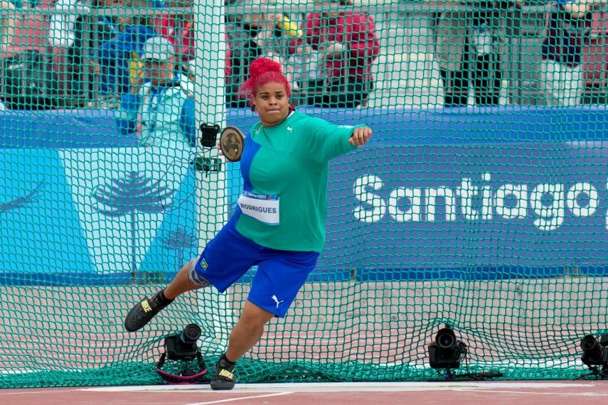 Izabela Rodrigues de Brasil compite en el lanzamiento de disco de los Juegos Panamericanos en Santiago, Chile, el lunes 30 de octubre de 2023.&nbsp;