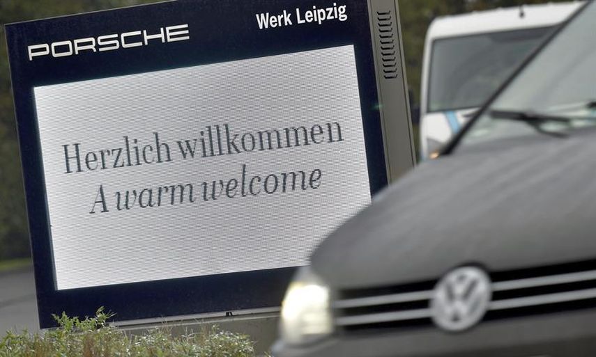 Vista de un panel luminoso frente a la planta de Porsche del grupo automovilístico Volkswagen en Leipzig, Alemania (EFE)