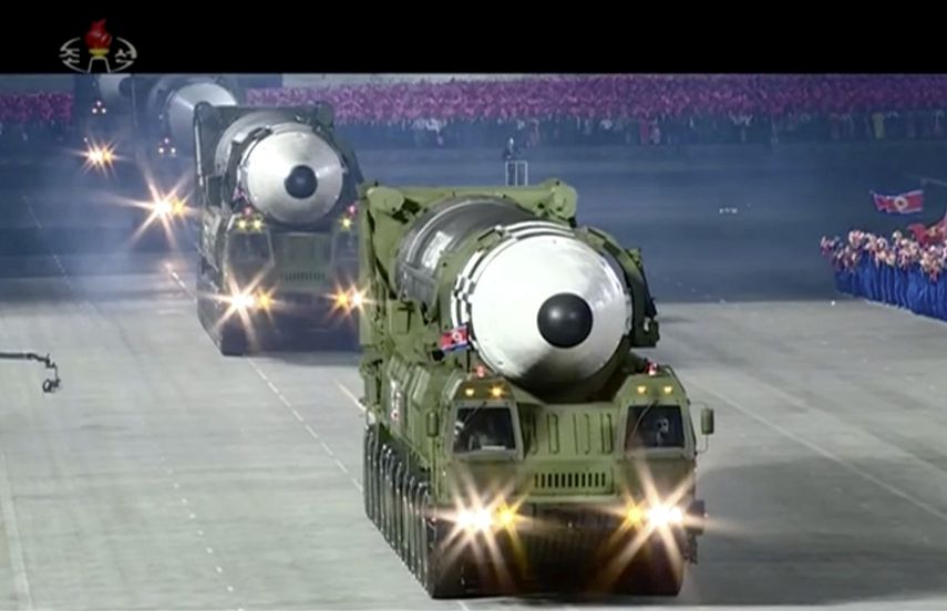 Esta imagen tomada de un video emitido por la televisora norcoreana KRT muestra un desfile militar con lo que parece un posible misil nuevo de combustible s&oacute;lido, en la plaza Kim Il Sung en Pyongyang, el s&aacute;bado 10 de octubre de 2020.&nbsp;