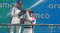 JamieChadwick, de Gran Bretaña, y EmmaKimilainen, de Finlandia, celebran luego de que Chadwick ganara la carrera de W Series en Austin, Texas, el pasado 24 de octubre de 2021.
