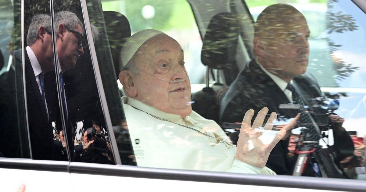 Papa Francisco regresa al Vaticano tras bendecir y despedirse de sus fieles desde el hospital