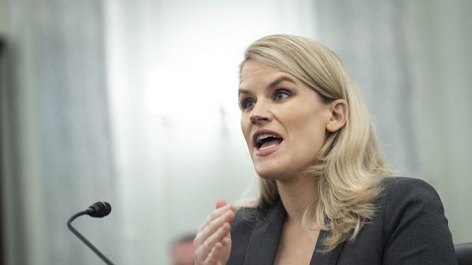 La experta en tecnología y exempleada de Facebook testifica ante el Senado en Washington.