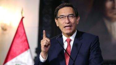 Imagen del volante difundida por la Presidencia peruana que muestra al expresidente Martín Vizcarra dando un mensaje televisado a la nación en Lima, el 10 de septiembre de 2020.