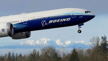 Un 737 del fabricante Boeing despega para una prueba de control. 